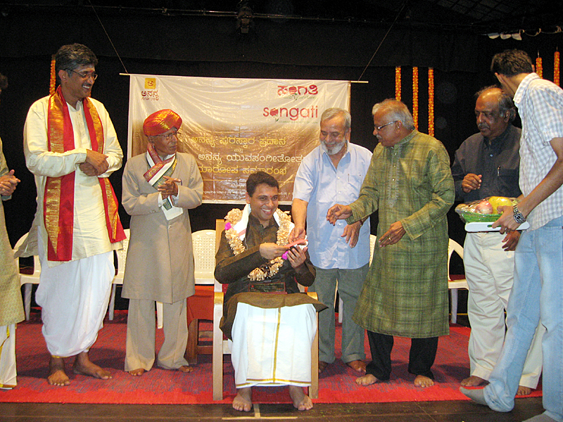 Veena artiste Ashwin Anand receiving - Ananya Yuva Puraskara.jpg